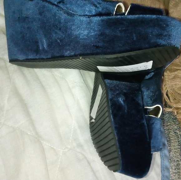 Velvet Platform Sandals - Picture 8 of 11